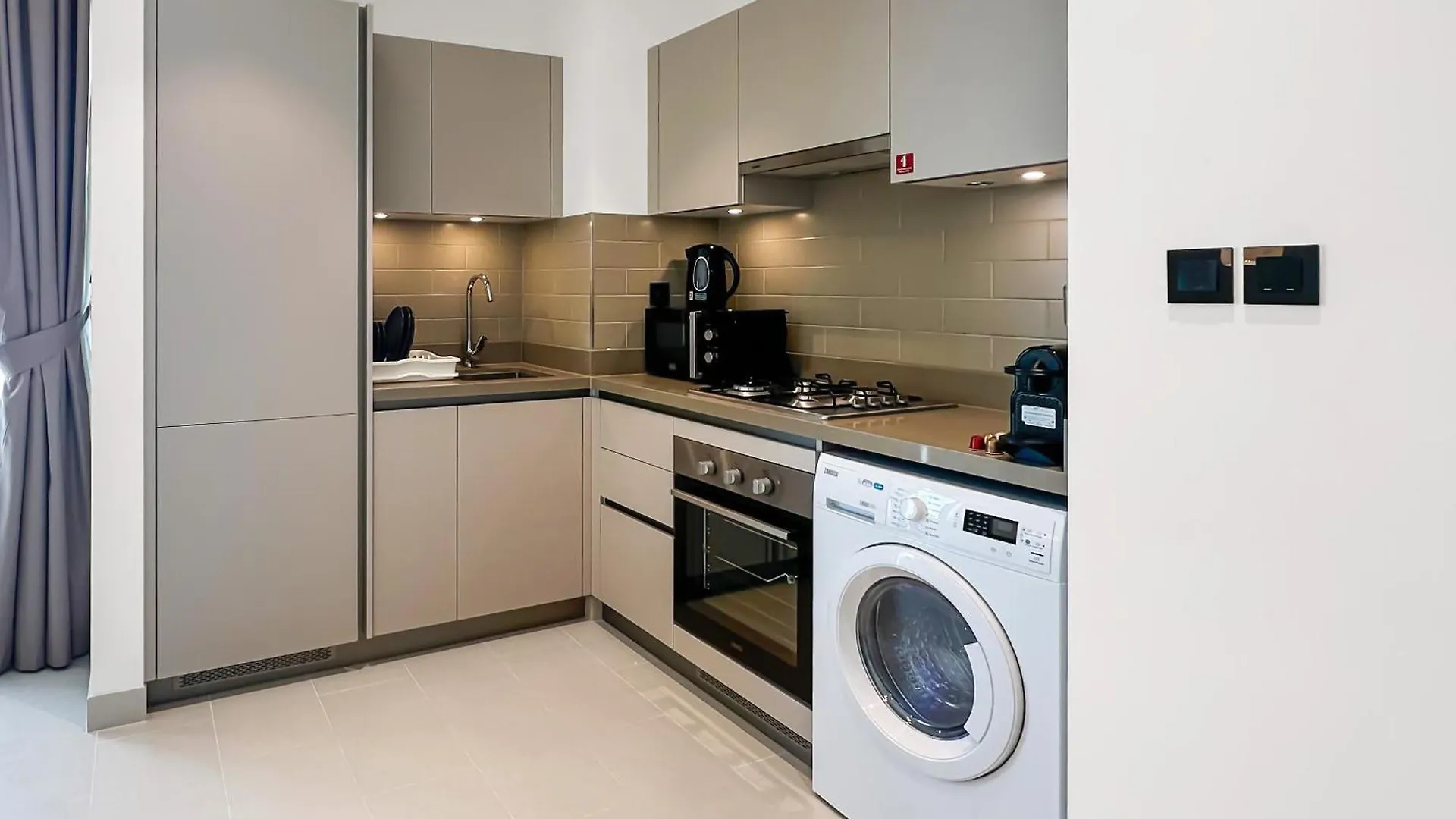 Lägenhet Easemytrip - Cozy And Elegant 1Br Apt With Large Pool And View Dubai