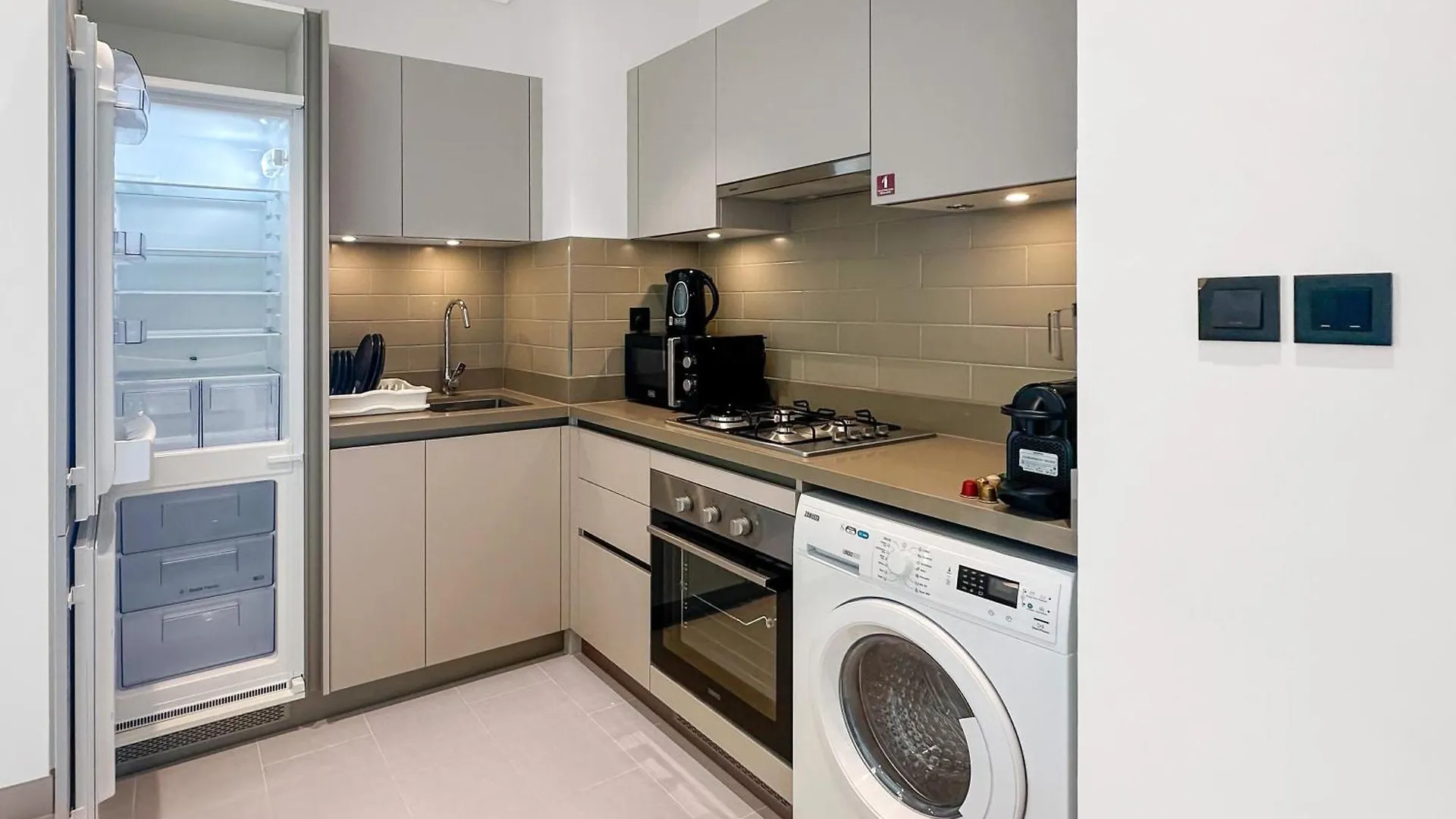 Easemytrip - Cozy And Elegant 1Br Apt With Large Pool And View Dubai Lägenhet
