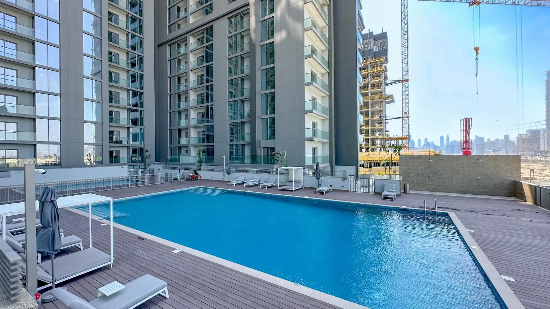 Easemytrip - Cozy And Elegant 1Br Apt With Large Pool And View Dubai Apartment