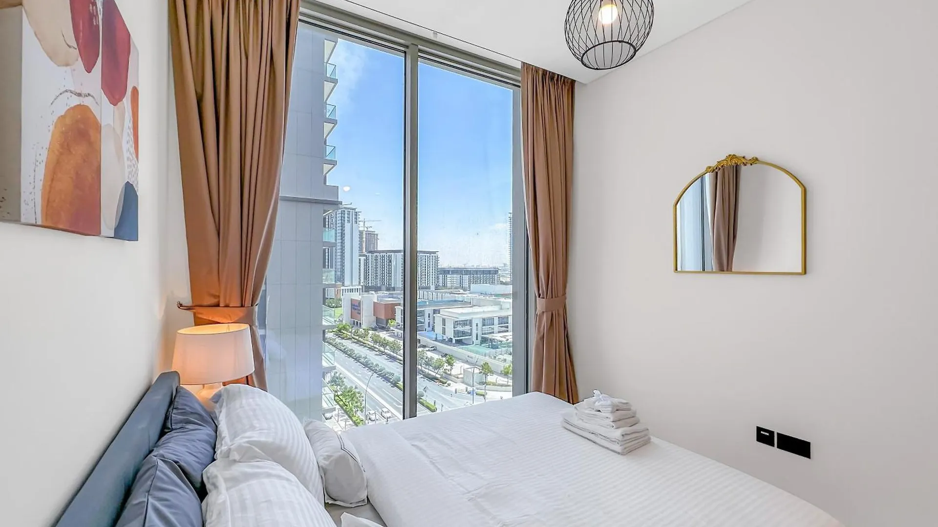 Easemytrip - Cozy And Elegant 1Br Apt With Large Pool And View Dubai